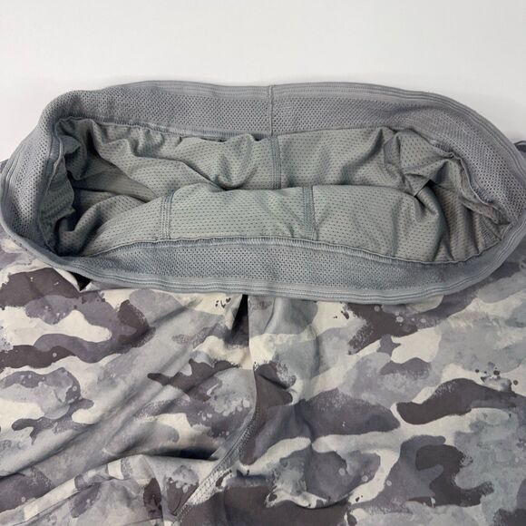 Fabletics The Fundamental Short Mens Size L Gray Camo Lined Athleisure Gym - Picture 6 of 9